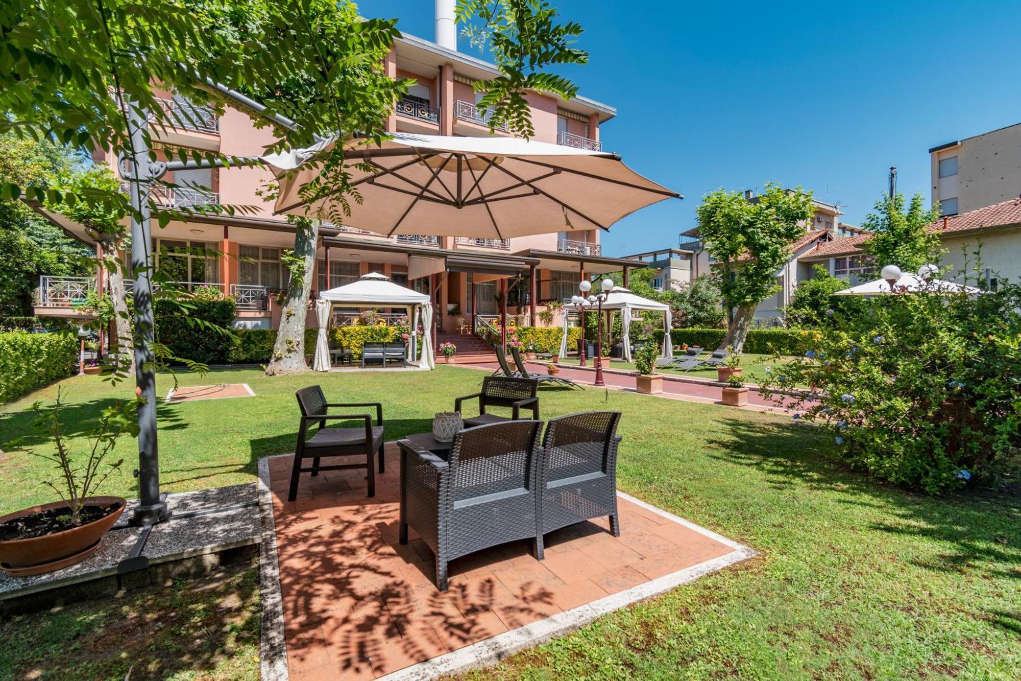 Hotel Gabrini Marina di Massa Exterior foto