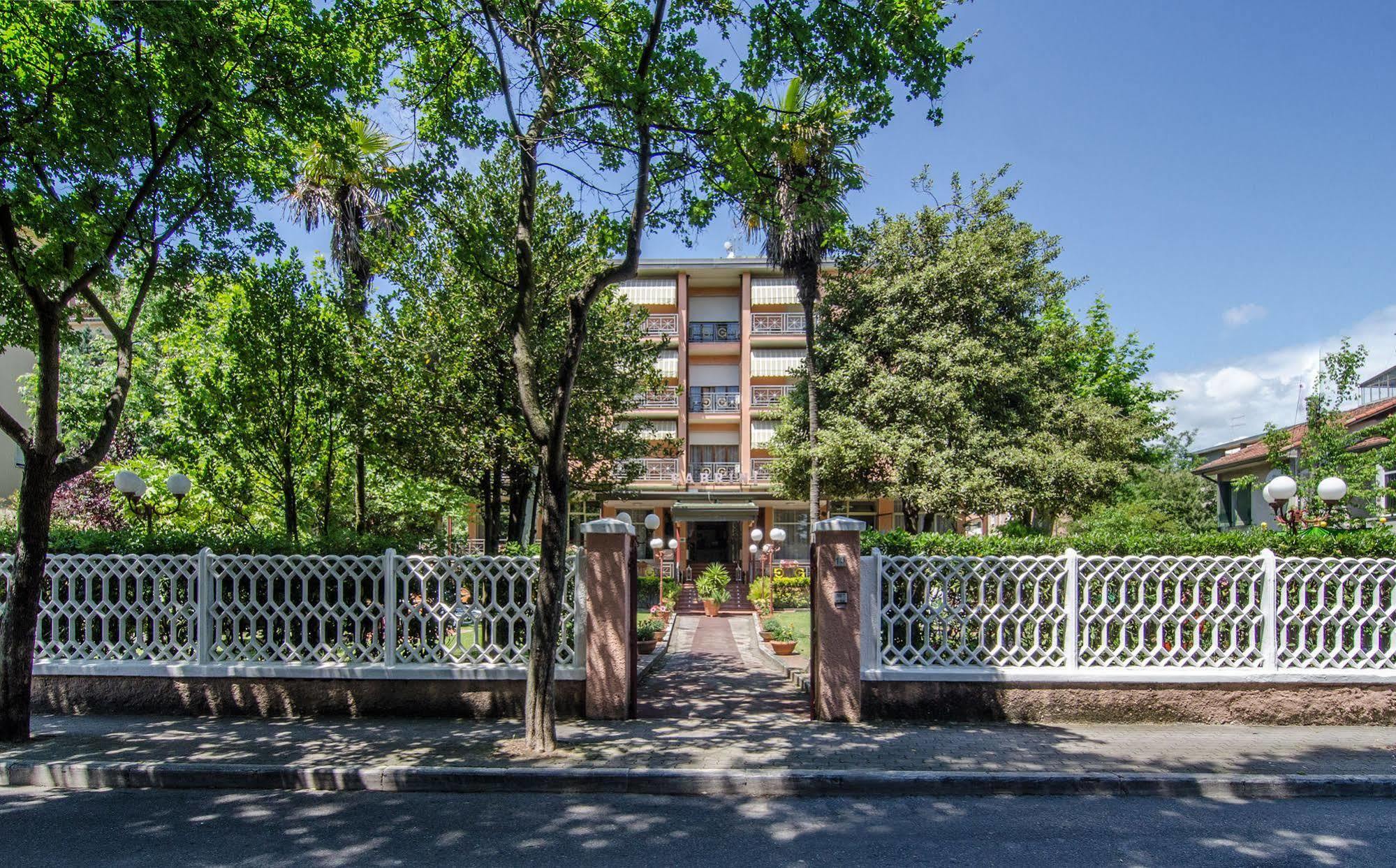 Hotel Gabrini Marina di Massa Exterior foto